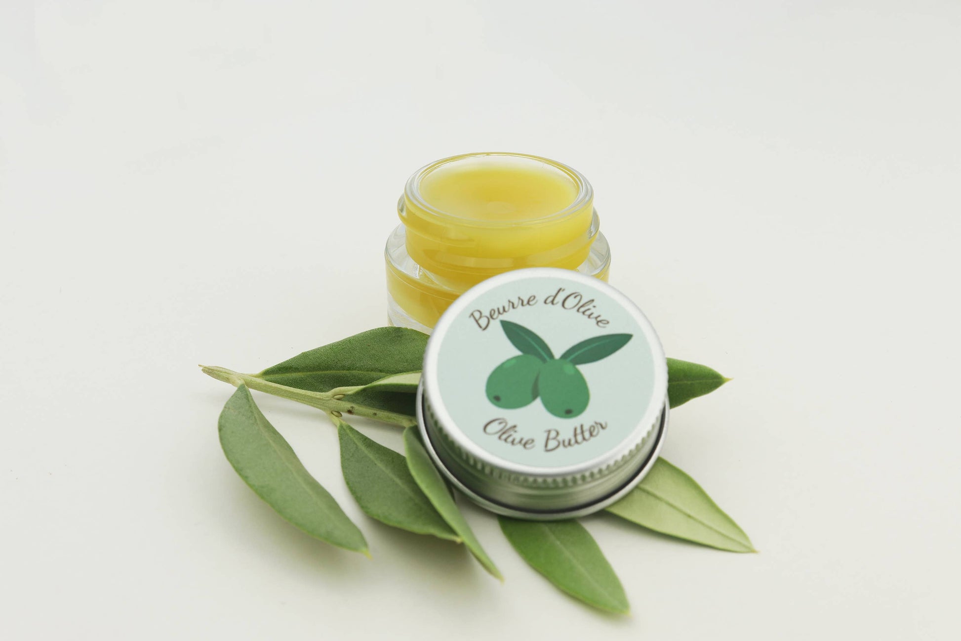 io-Balsam Set von Oléanat in Anwendung – natürliche Pflege für Gesicht und Körper