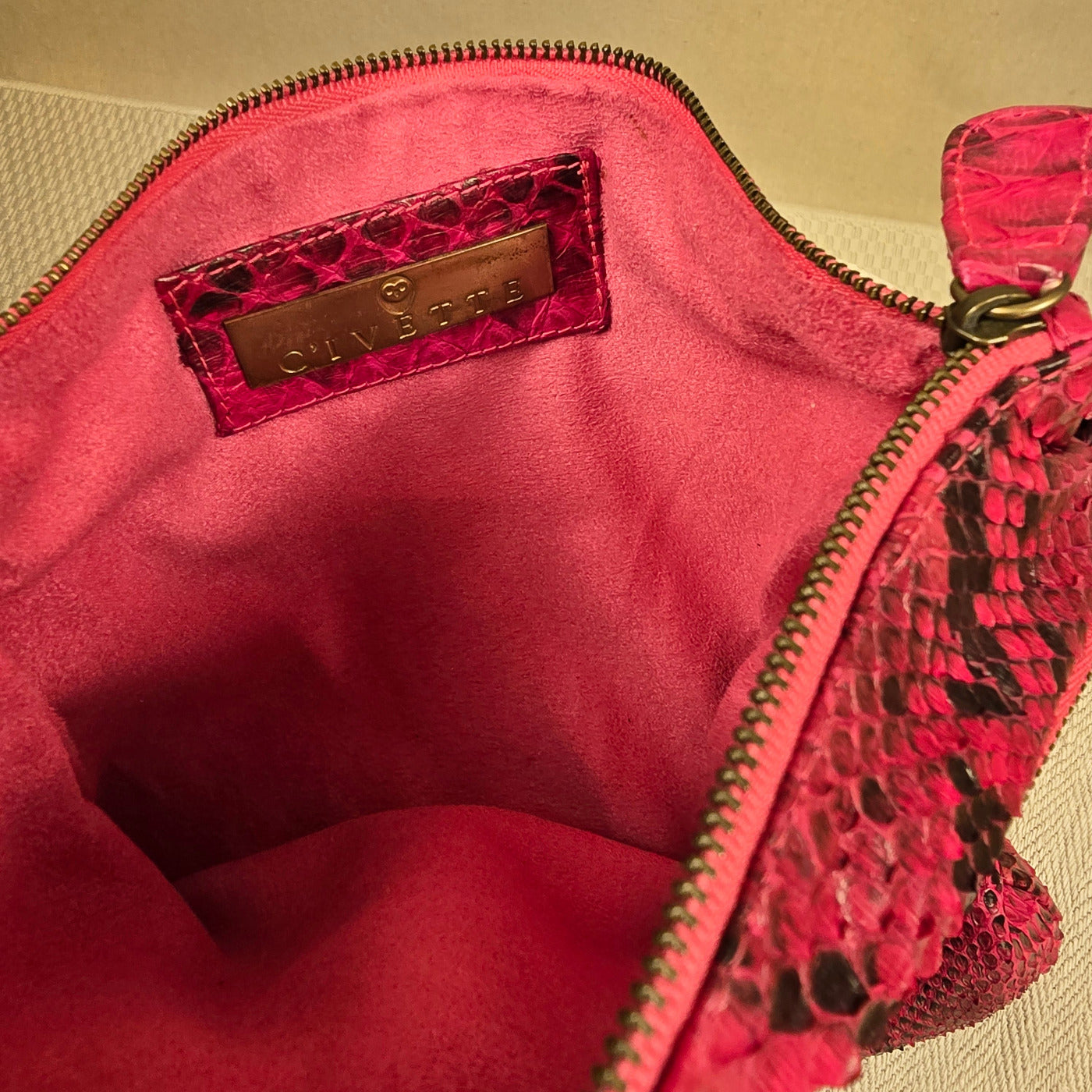 Innenansicht der Vintage-Tasche „Pink Python“ von C’ivette – weich gefütterter Innenraum mit Klappe und Magnetverschluss, fotografiert bei Mediterrana