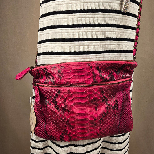 Tasche „Pink Python“ von C’ivette kombiniert mit schwarz-weiß gestreiftem Jady Knitdress – Teilausschnitt auf Schneiderpuppe, Mediterrana Look der Woche