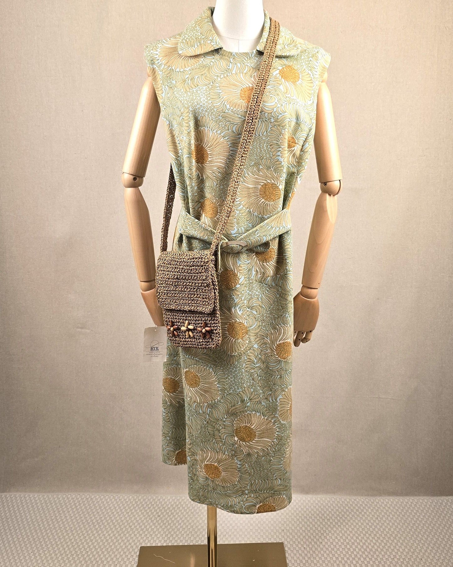 Vintage-Retrokleid aus Trevira 2000 mit floralem Muster, kombiniert mit Basttasche der H.T.B. Hutmanufaktur – Look der Woche bei Mediterrana