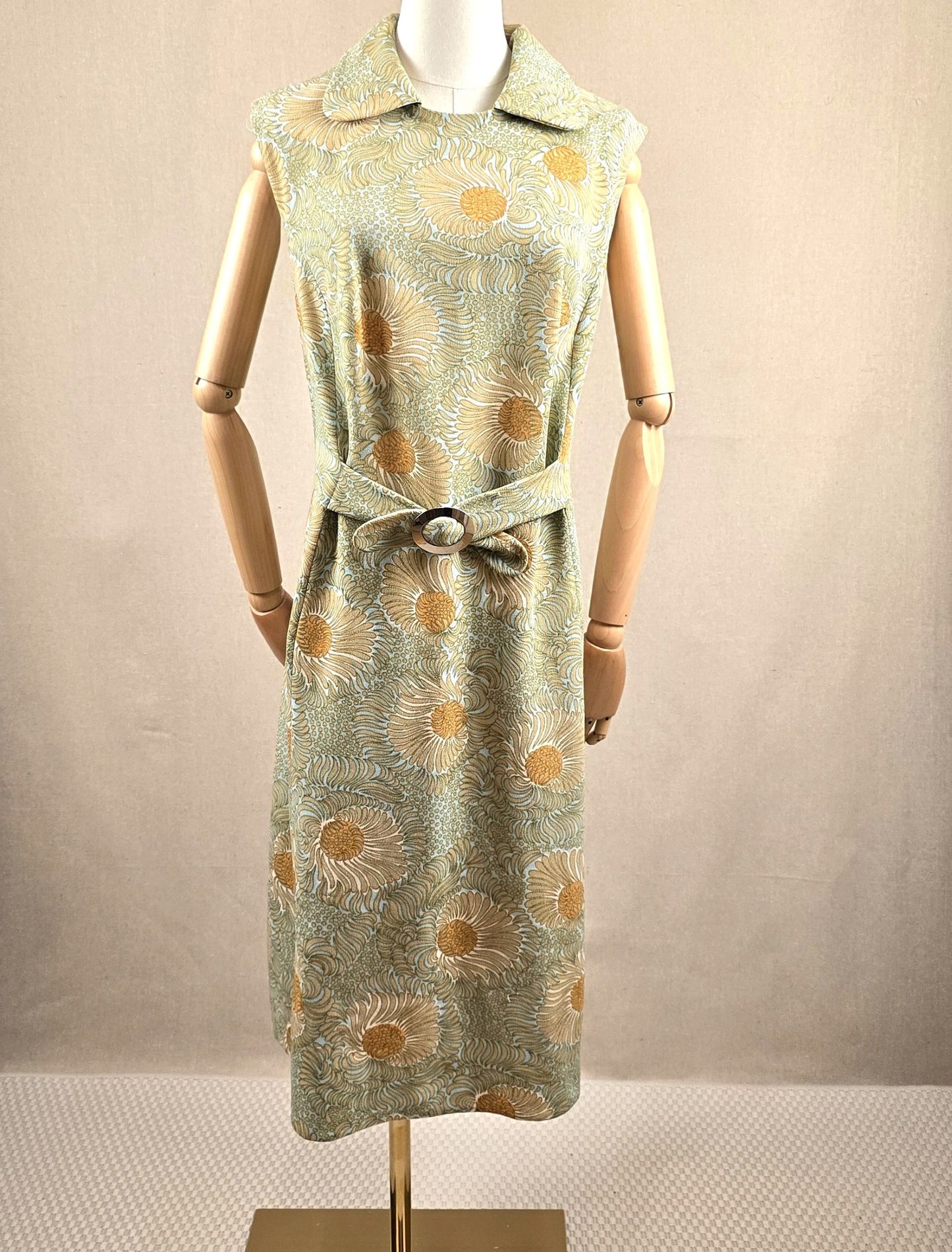 Vintage-Retrokleid aus Trevira 2000 mit floralem Muster und Bindegürtel – Einzelstück ohne Tasche, fotografiert vor hellem Hintergrund