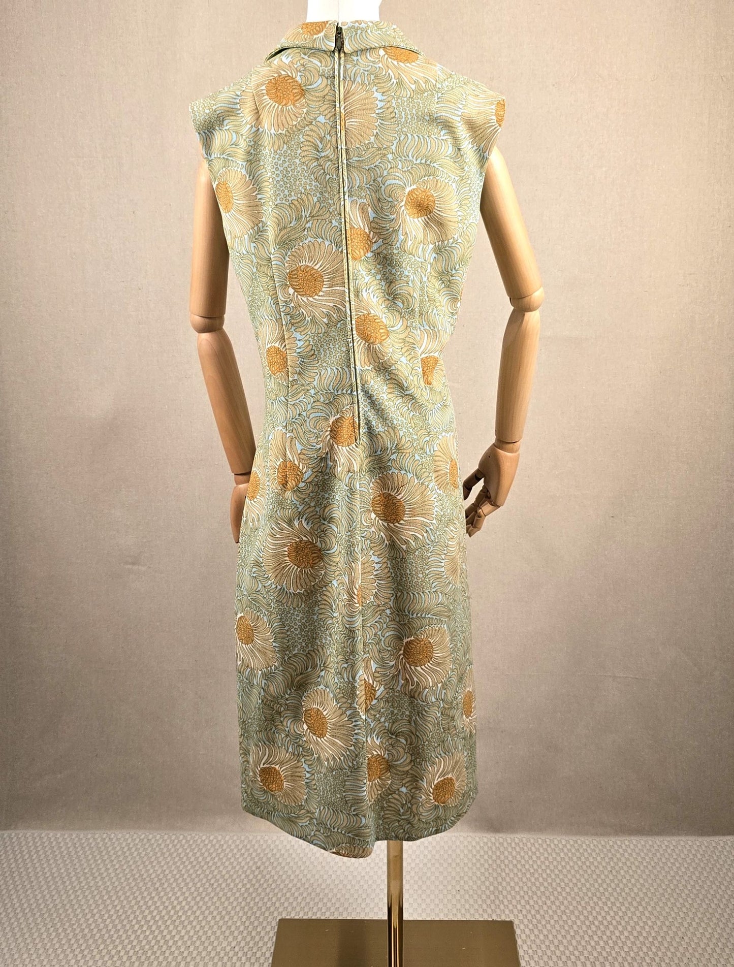 Rückansicht des Retro-Sommerkleids aus Trevira 2000 – Vintage-Einzelstück mit floralen Muster und Bindegürtel, fotografiert ohne Accessoires