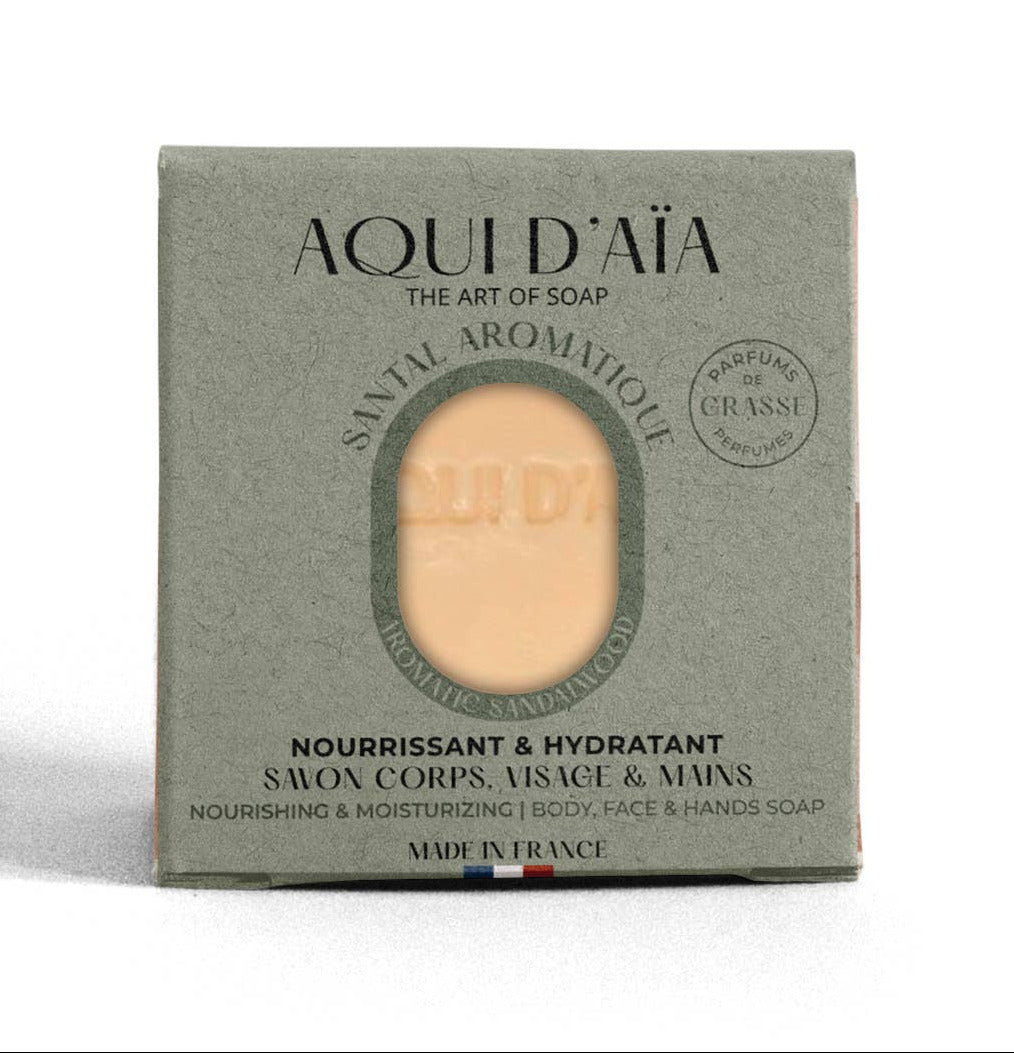 Santal Aromatique Duftseife mit Sandelholz von Aqui d’Aïa in grauer Kartonverpackung