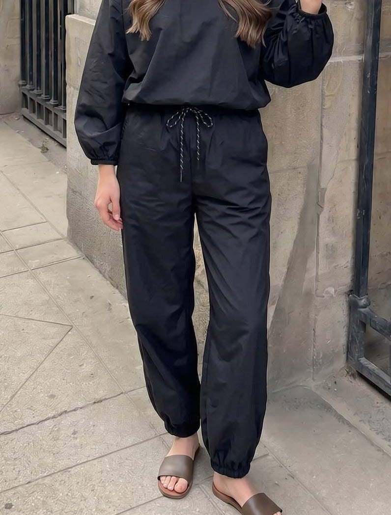 Schwarze Ballonhose von INCERTAINES mit weitem Bein und Gummizug am Beinabschluss