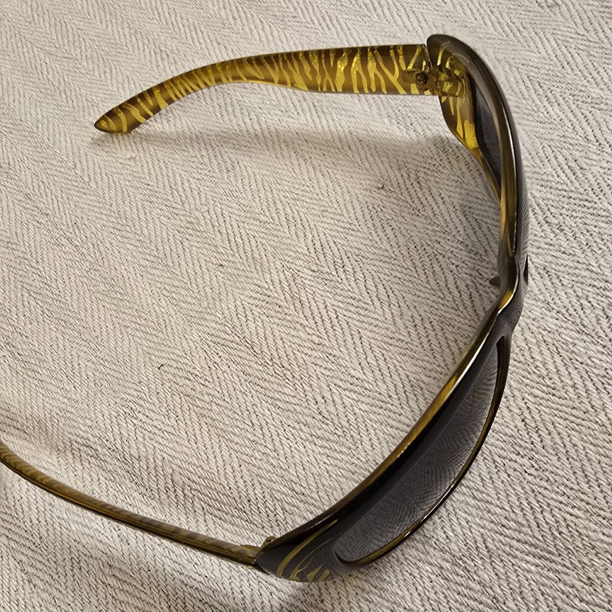 Detailaufnahme des Brillenbügels mit goldfarbenem Tigermuster – retro-inspiriertes Design