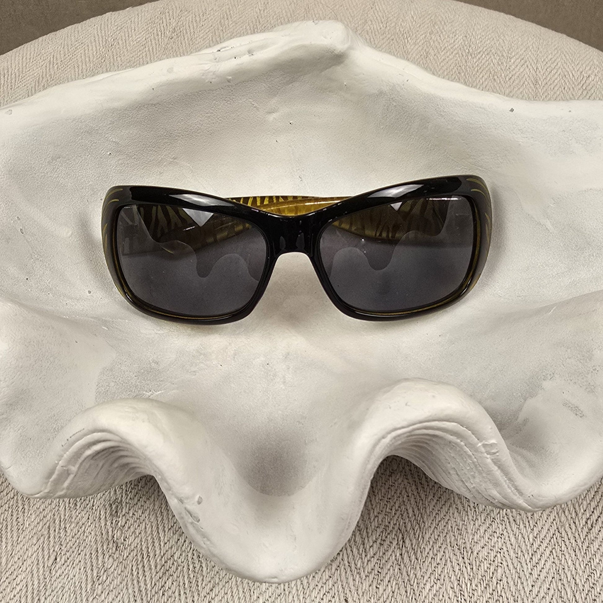 Sonnenbrille im Retro-Stil mit goldfarbenem Tigermuster – Vorderansicht