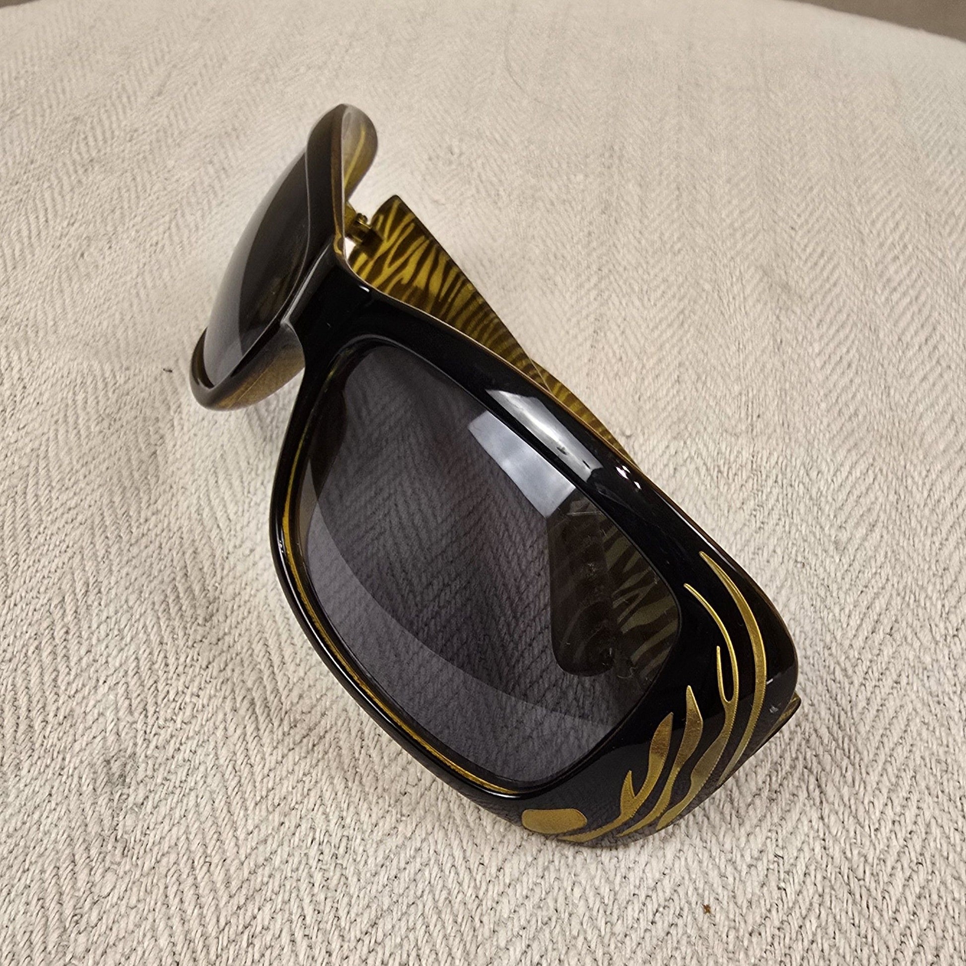 Nahaufnahme der gold-schwarzen Musterung im Tigerdessin – auffälliges Retro-Design mit Struktur