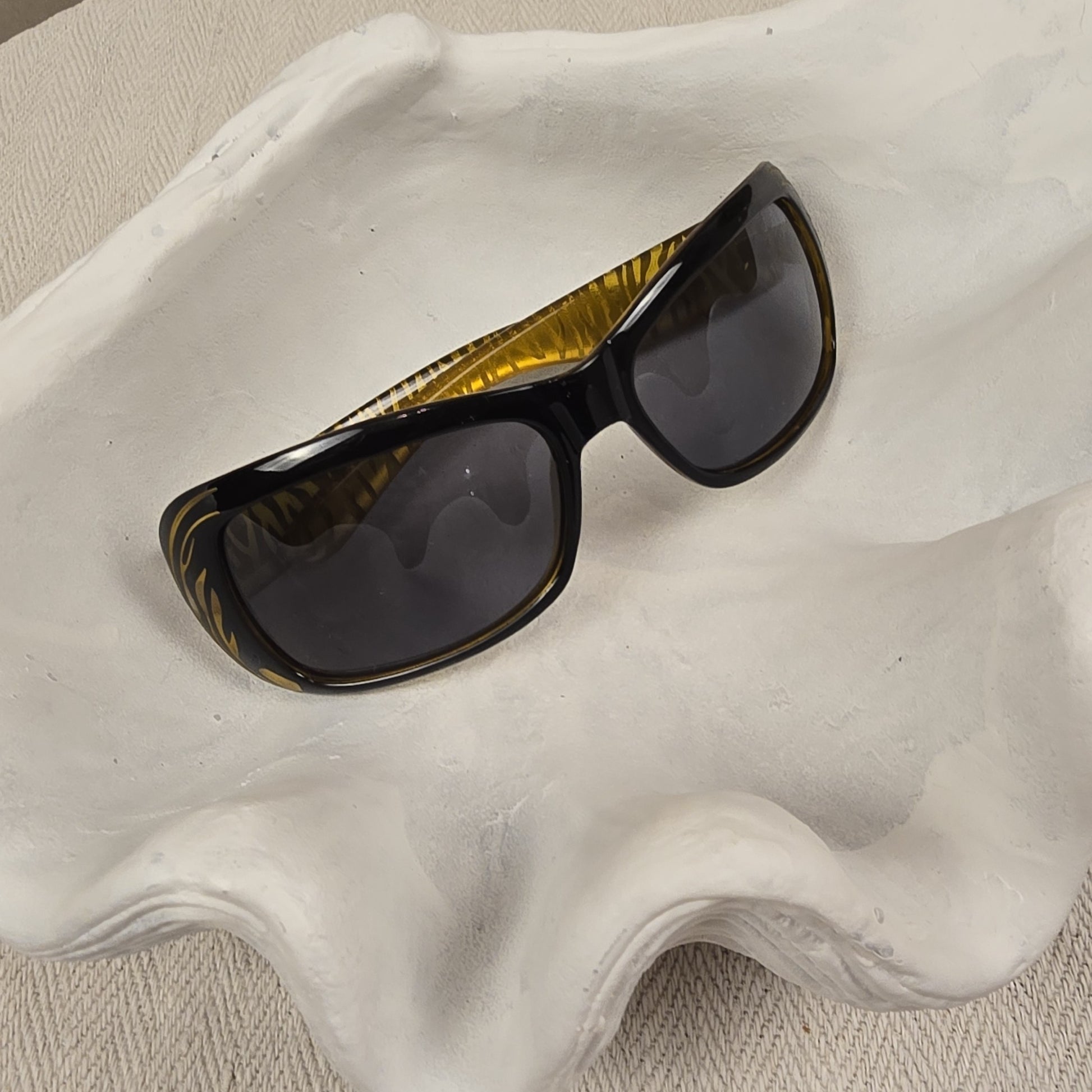 Sonnenbrille mit goldfarbenem Tigermuster – Seitenansicht mit markanter Bügelform