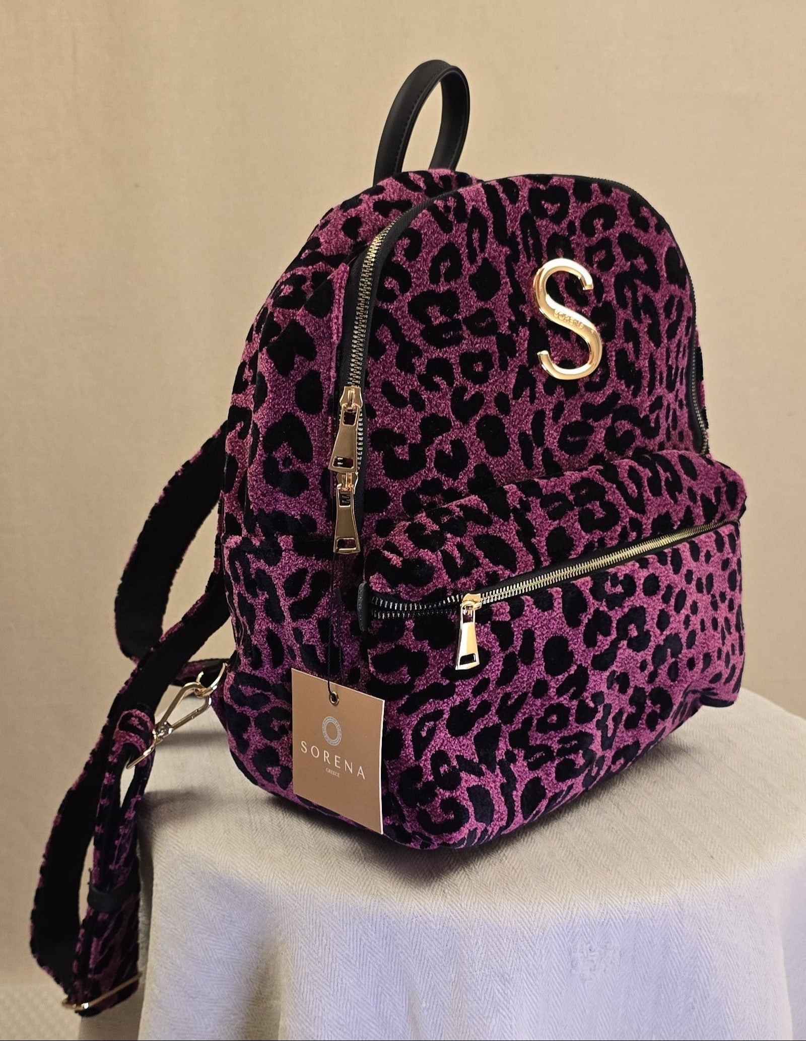 Sorena Backpack in Magenta mit schwarzem Leopardenmuster, goldenem S-Logo und Frontfach mit Reißverschluss
