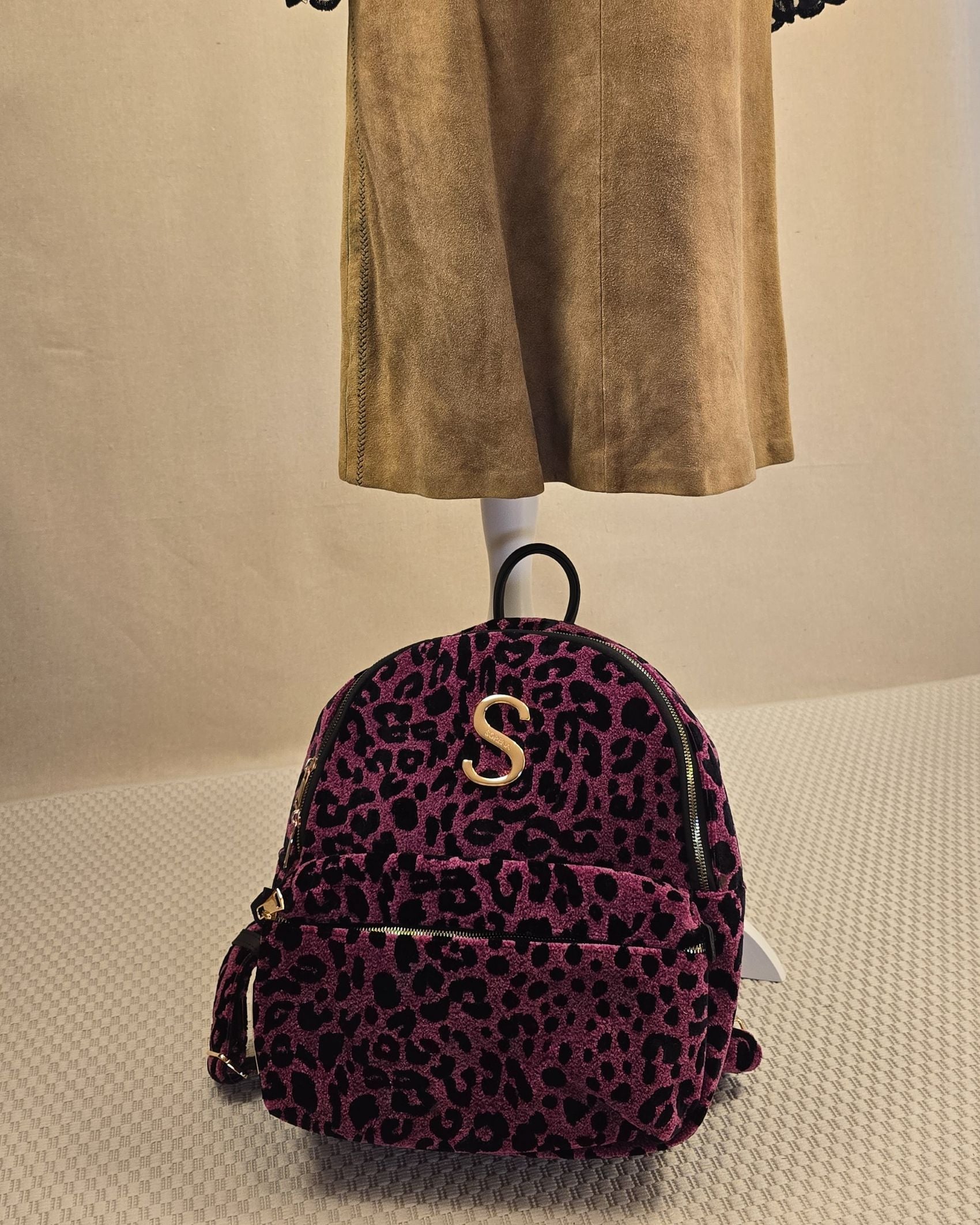 Sorena Backpack in Magenta mit schwarzem Leopardenmuster, goldenem S-Logo und Frontfach mit Reißverschluss