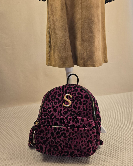 Sorena Backpack in Magenta mit schwarzem Leopardenmuster, goldenem S-Logo und Frontfach mit Reißverschluss