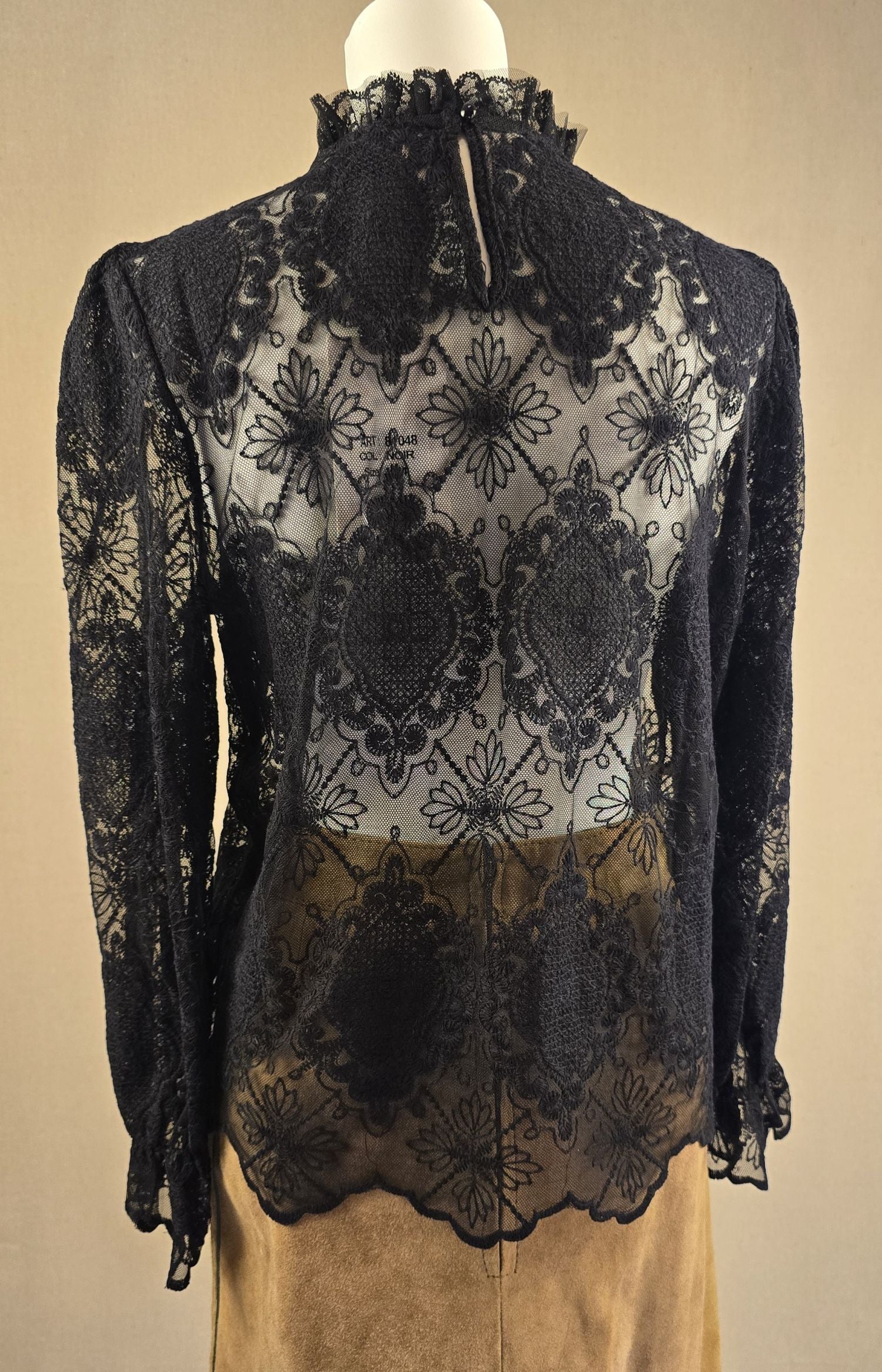 Schwarze Spitzenbluse mit Stehkragen, Rückansicht mit transparenter Spitze, kombiniert mit Echtleder-Trachtenrock.