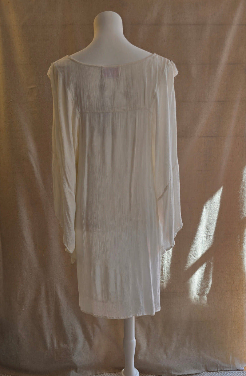 Rückansicht des bestickten Tunika-Kleids von Miss June – lockerer Schnitt mit Fransen und floralen Details