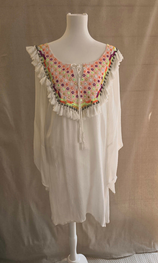 Besticktes Tunika-Kleid von Miss June Paris – Vorderansicht mit farbiger Stickerei, Fransen und Bindeband im Boho-Stil