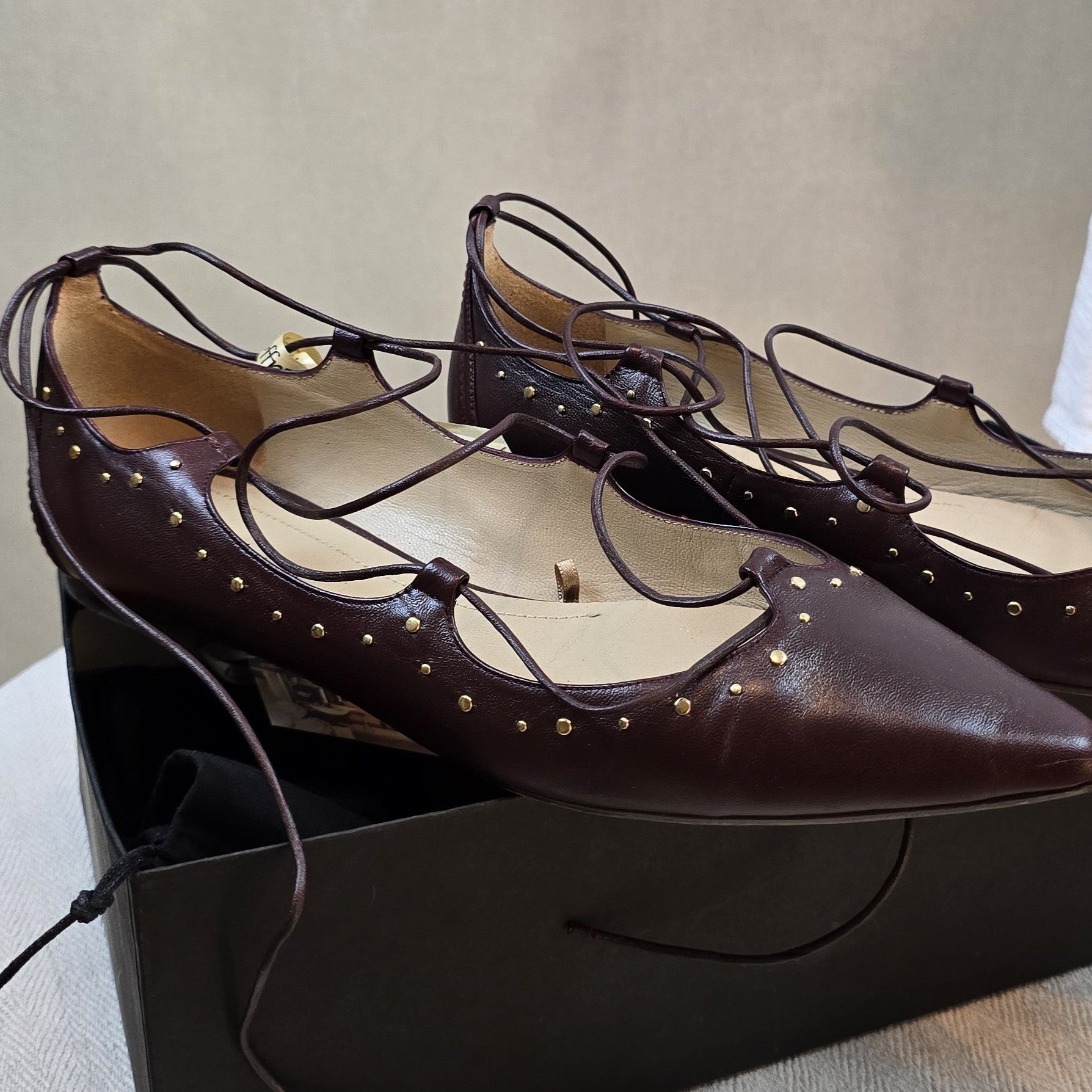 Vintage-Ballerinas von Massimo Dutti in bordeauxrot mit goldenen Nieten und Schnürung