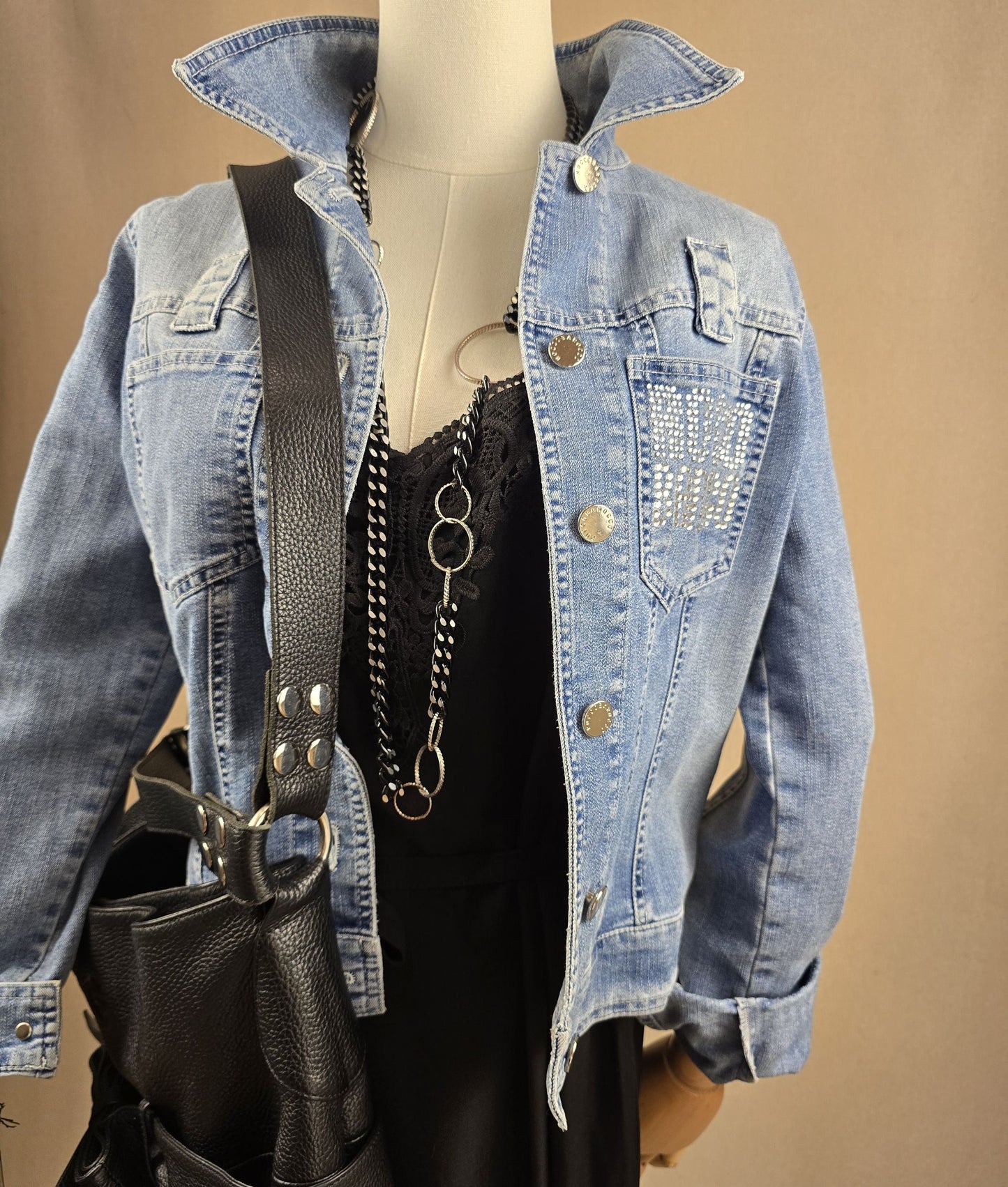 Vintage-Jeansjacke von Roccobarocco in Mittelblau mit silbernen Knöpfen und glitzerndem Logo-Schriftzug – Look der Woche bei Mediterrana