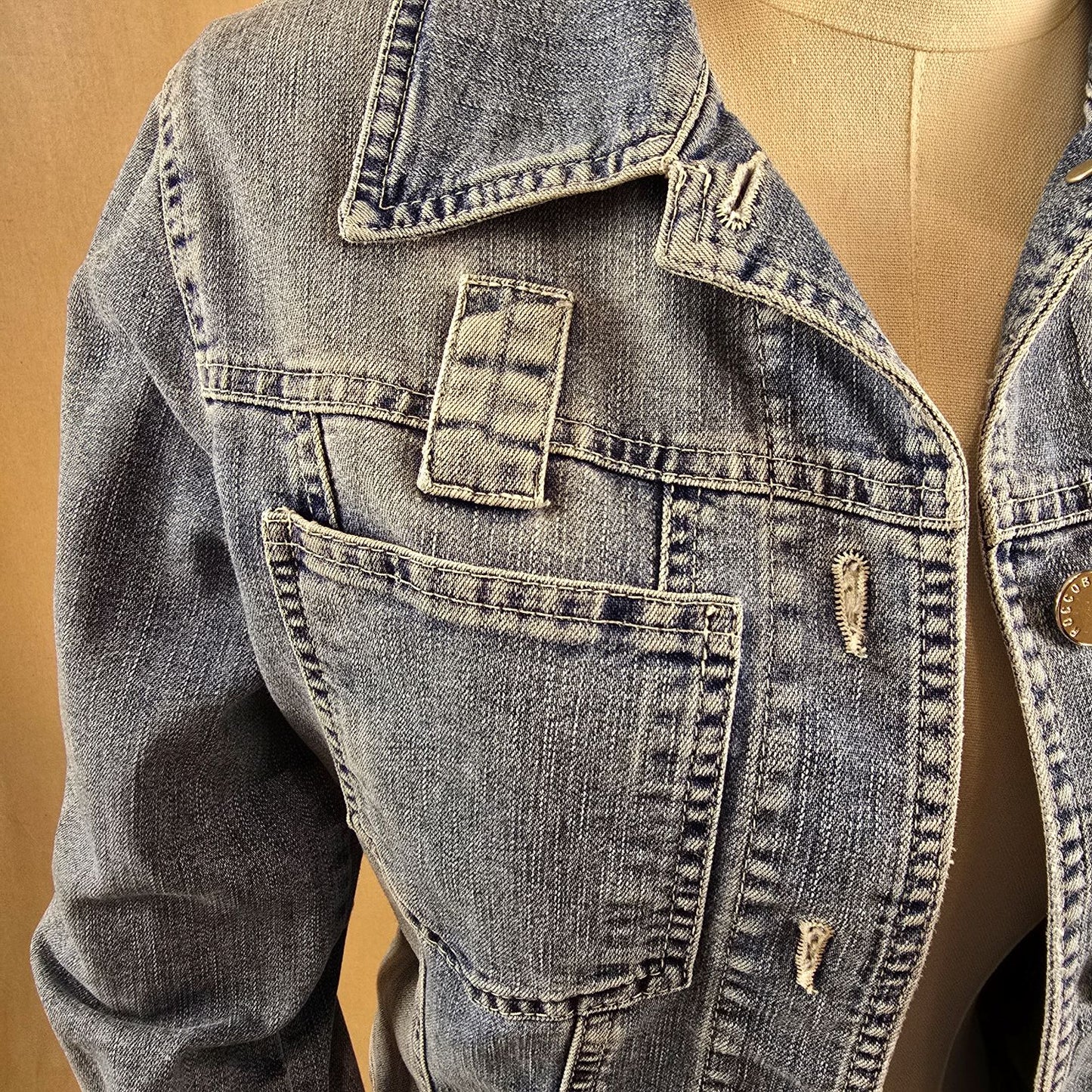 Detailansicht der rechten Brusttasche und Verarbeitung der Vintage-Jeansjacke von Roccobarocco – silberne Knöpfe und klassische Denimstruktur sichtbar