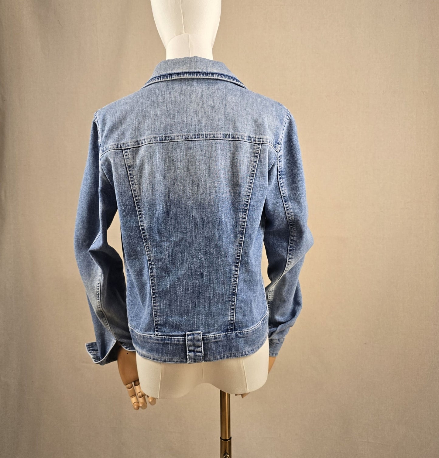 Rückansicht der Vintage-Jeansjacke von Roccobarocco in Mittelblau – klassischer Jeansjackenschnitt mit taillierter Silhouette