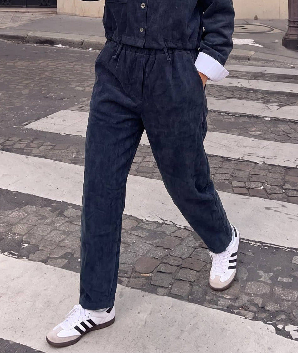 Weite Cordhose von INCERTAINES in Marineblau, kombiniert mit der passenden kurzen Cordjacke