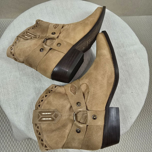 Seitliche Ansicht der sandfarbenen Western-Boots von CHA Label – Veloursleder mit Cut-Outs & Blockabsatz, gefertigt in Spanien – bei Mediterrana