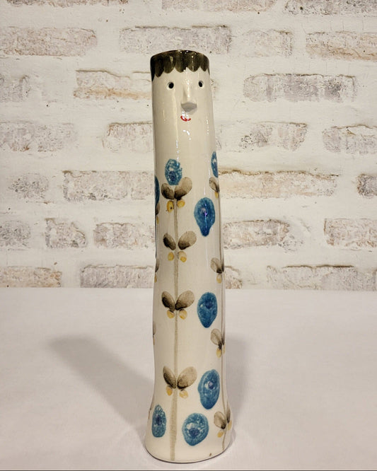 handglasierte vase mit blütenmuster in blau
