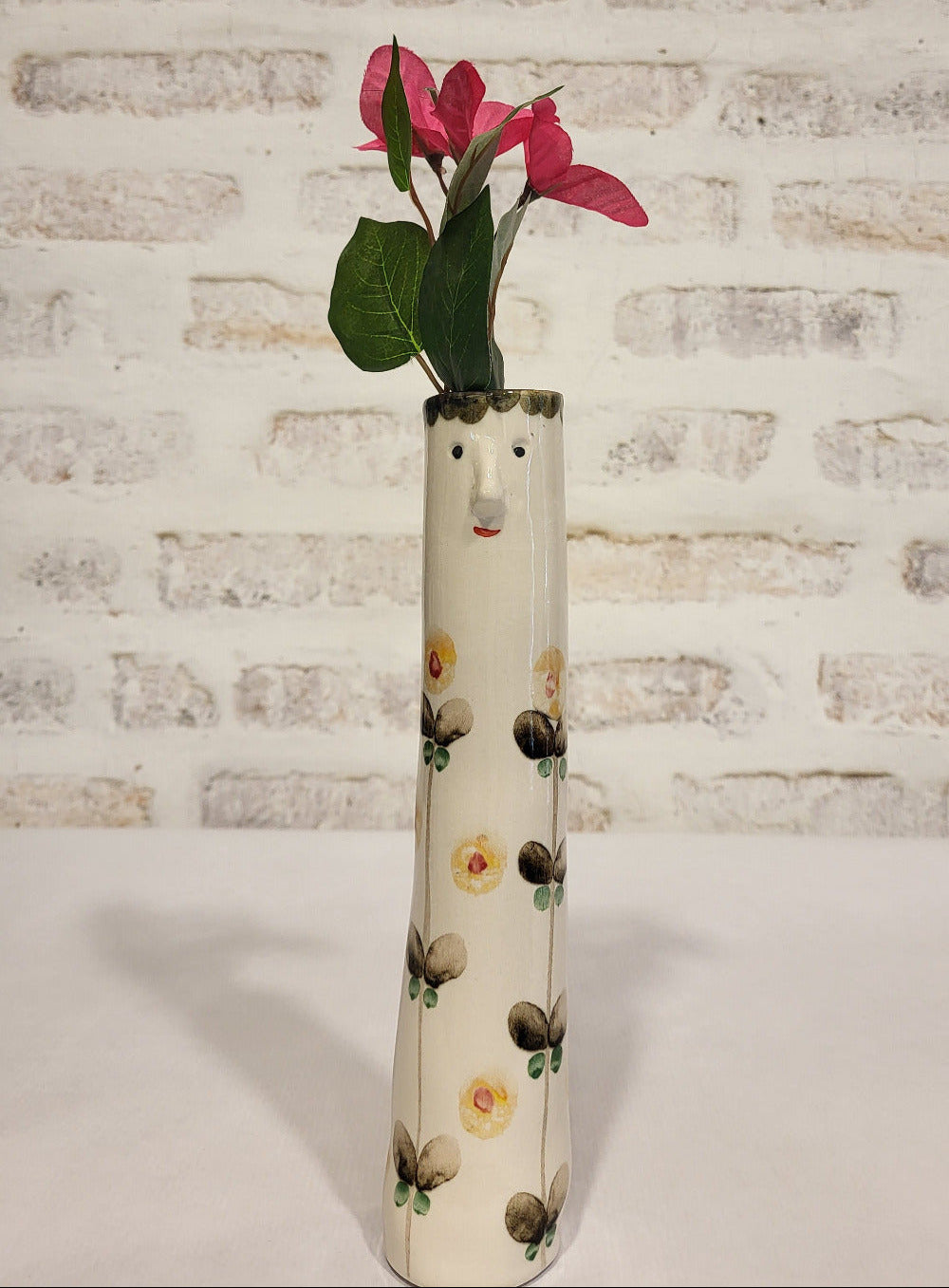 handgemachte keramikvase mit gelbem blütenmuster