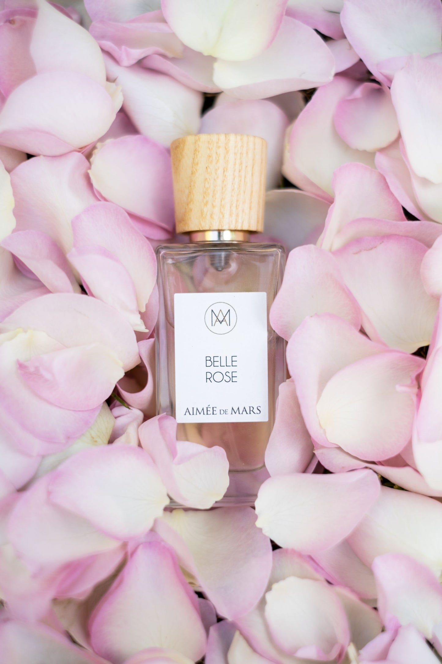 Aimée de Mars Belle Rose 30 ml Flakon in rosa Blütenblättern – natürliches Eau de Parfum mit Rosennote