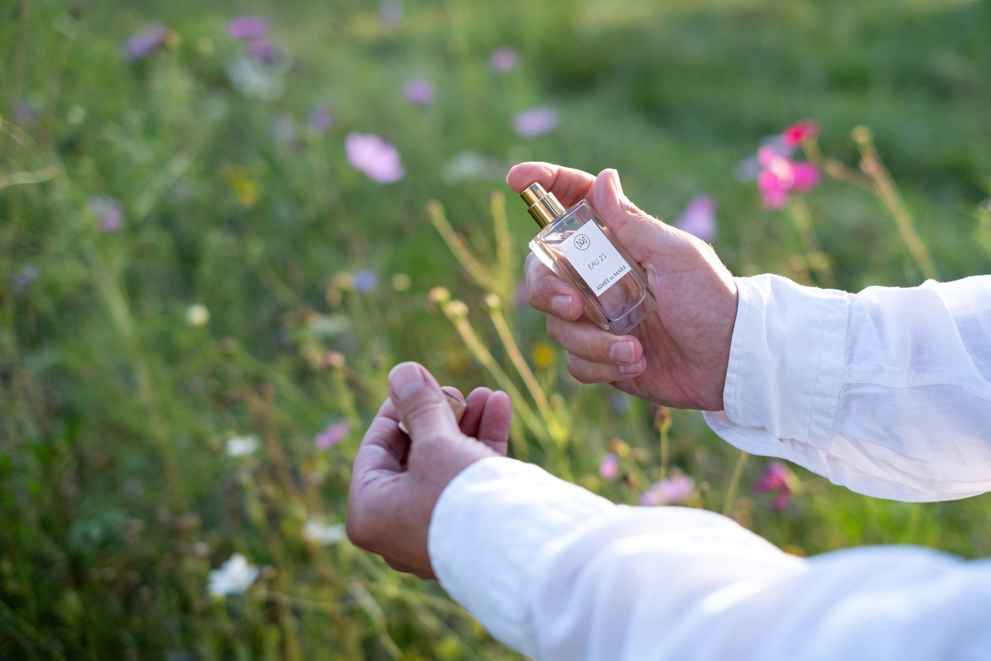Anwendung von Aimée de Mars Eau 21 im Freien – frischer, natürlicher Unisex-Duft mit Zitrus- und Holznoten