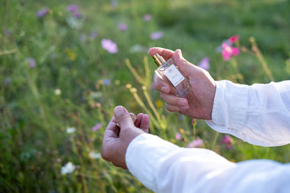 Anwendung von Aimée de Mars Eau 21 im Freien – frischer, natürlicher Unisex-Duft mit Zitrus- und Holznoten