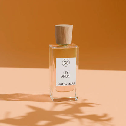 Aimée de Mars Lily Ambre 30 ml Flakon vor warmem, amberfarbenem Hintergrund – natürliches Eau de Parfum