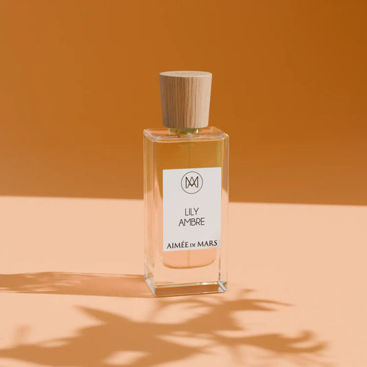 Aimée de Mars Lily Ambre 30 ml Flakon vor warmem, amberfarbenem Hintergrund – natürliches Eau de Parfum