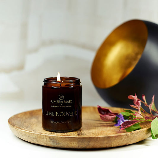 Aimée de Mars Lune Nouvelle Duftkerze auf Holztablett mit goldener Schale – natürliche Kerze aus Soja- und Kokoswachs