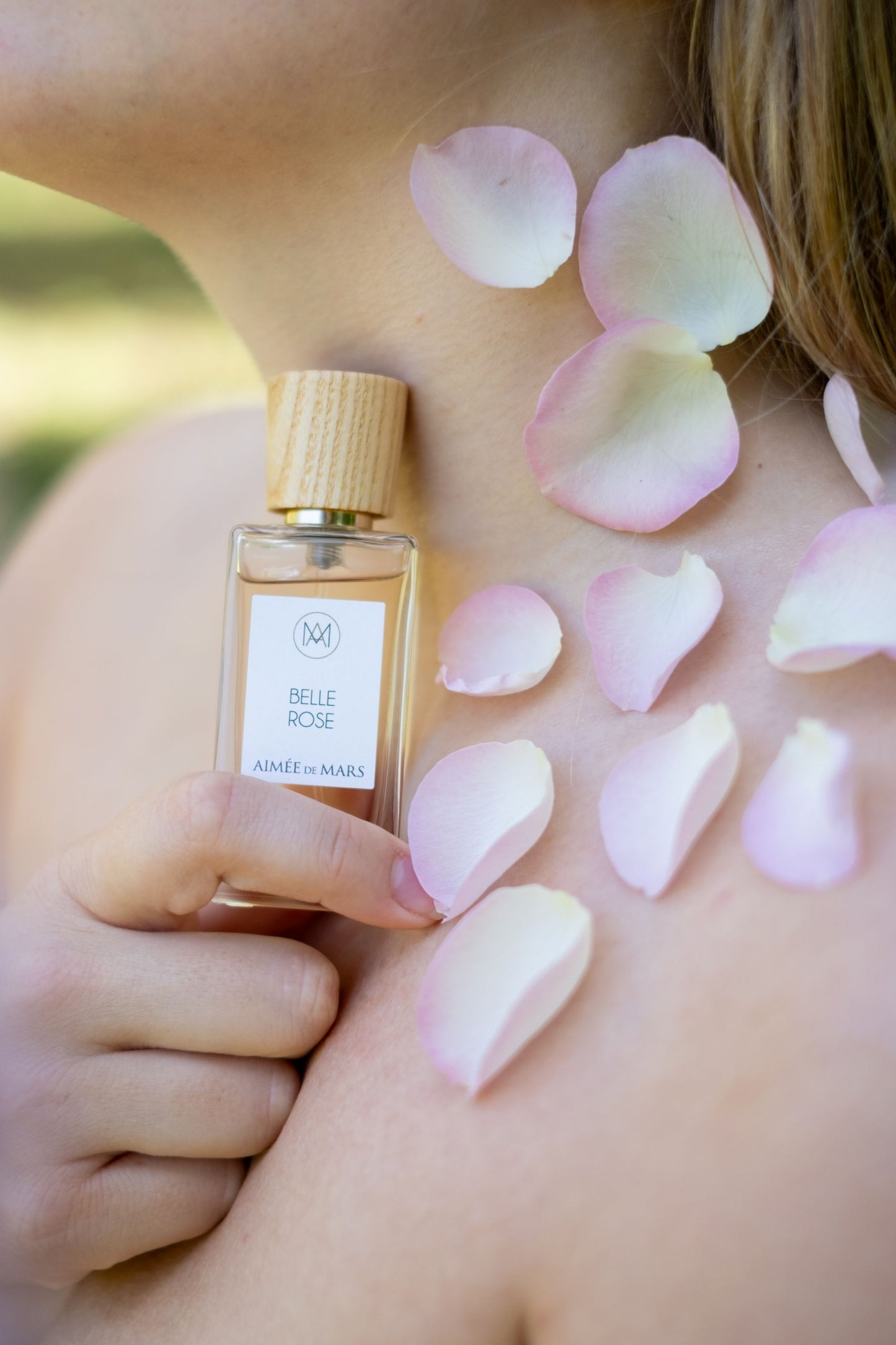 Aimée de Mars Belle Rose 30 ml Flakon auf der Haut mit Blütenblättern – natürliches Eau de Parfum aus Frankreich