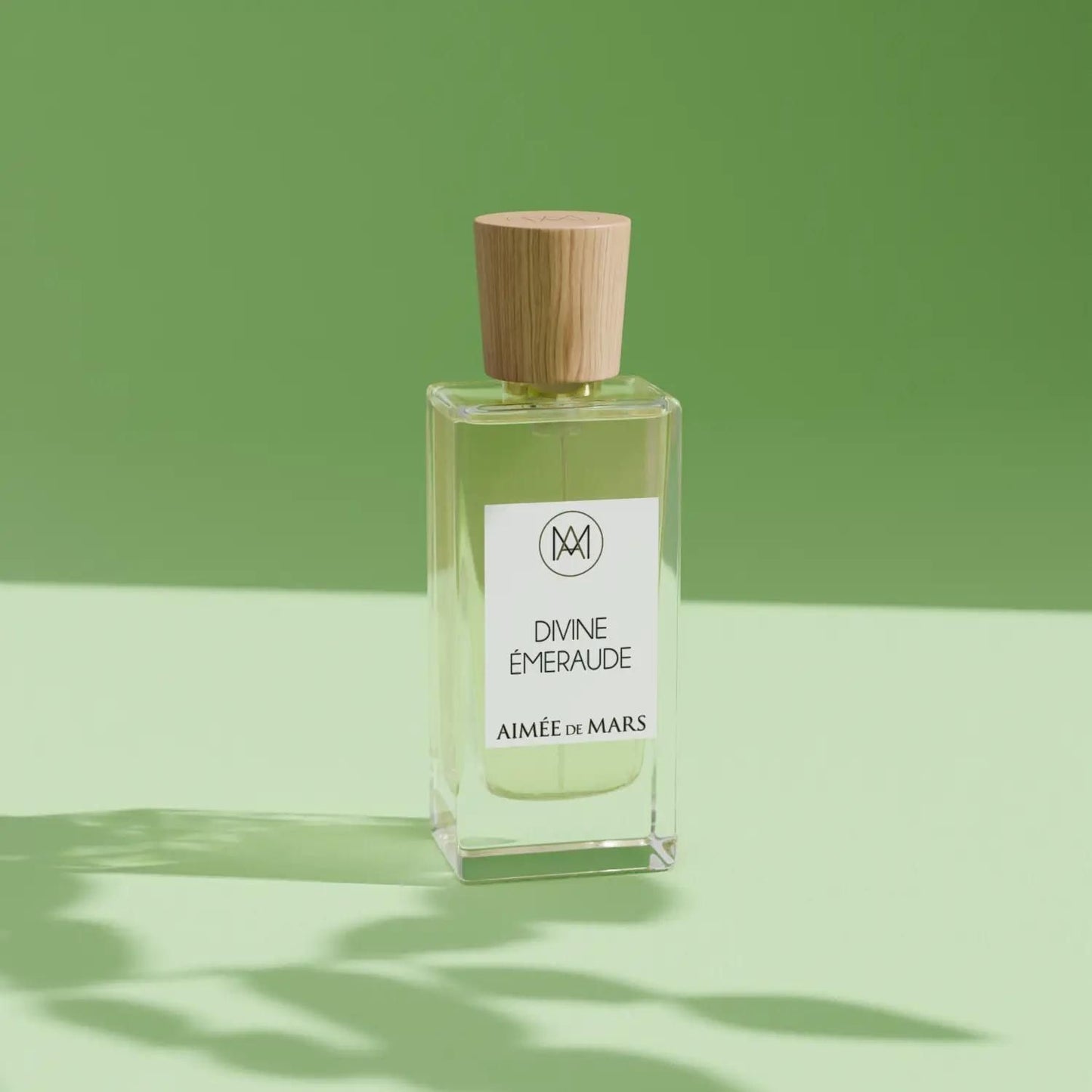 Aimée de Mars Divine Emeraude 30 ml Flakon vor hellgrünem Hintergrund – natürliches Eau de Parfum aus Frankreich