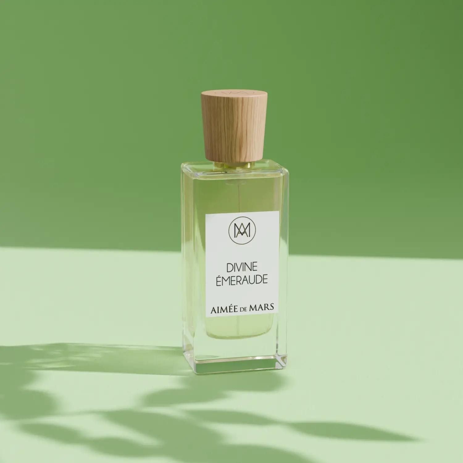 Aimée de Mars Divine Emeraude 30 ml Flakon vor hellgrünem Hintergrund – natürliches Eau de Parfum aus Frankreich