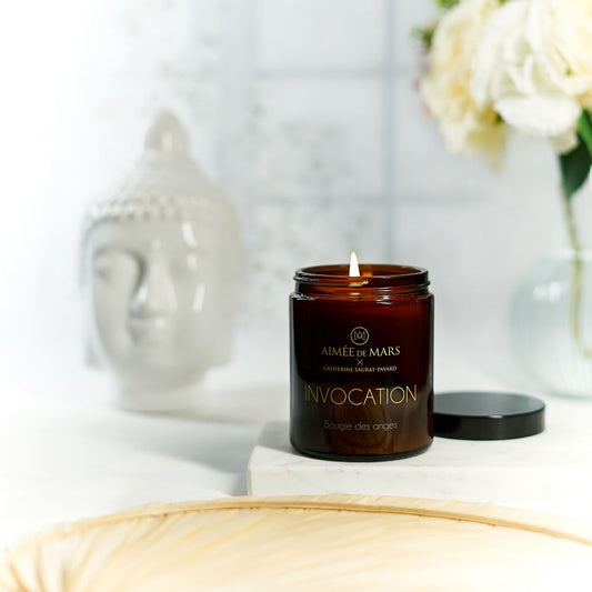 Aimée de Mars Invocation 150 g Duftkerze mit weißer Buddha-Figur im Hintergrund – natürliche Kerze mit Freesie, Jasmin und Myrrhe