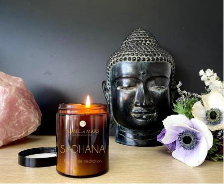 Aimée de Mars Sadhana 150 g Duftkerze mit Buddha-Figur und Rosenquarz – natürliche Kerze mit Salbei, Palo Santo und Weihrauch
