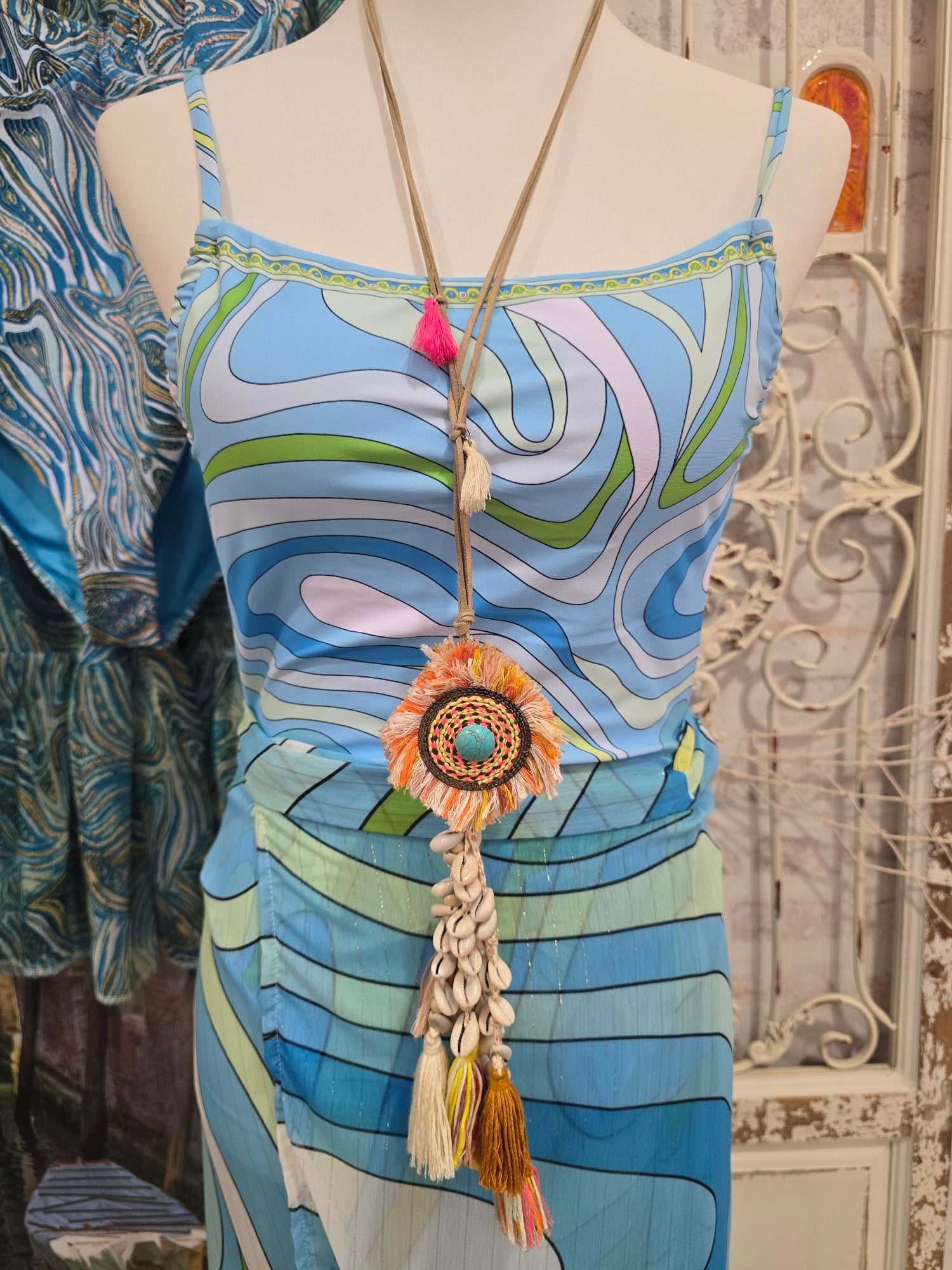 Boho Muschelkette als sommerliches Accessoire zu einem zweiteiler im Ibiza Look