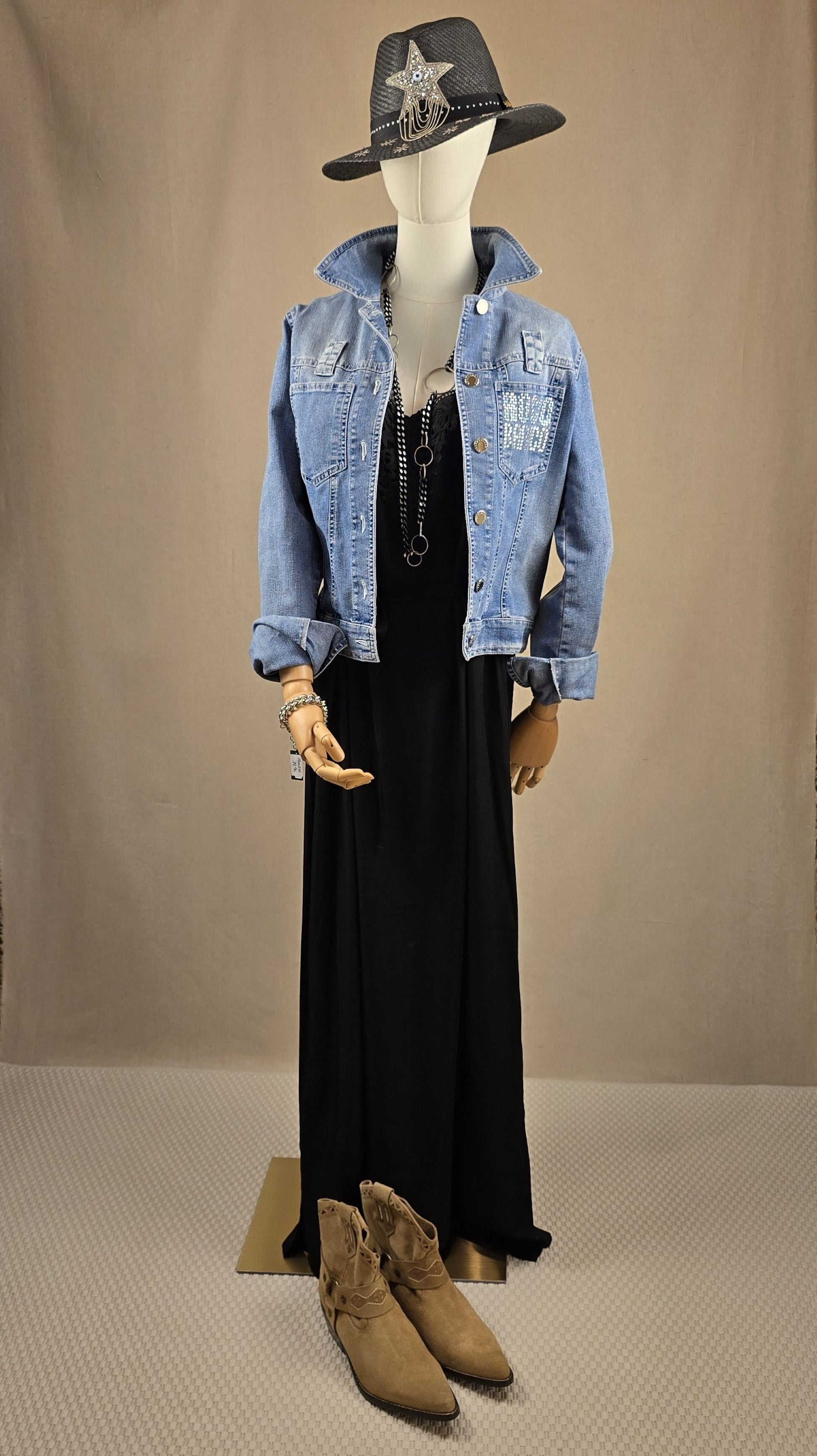 Komplettlook mit CRAnna Dress und Vintage-Jeansjacke von Roccobarocco – gestylt mit Sorena-Hut, silberner Chunky-Kette, schwarzer Tasche und Ankle Boots