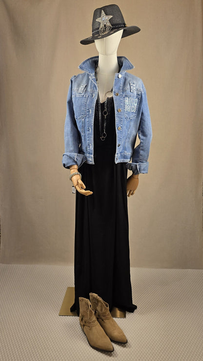 Komplettlook mit CRAnna Dress und Vintage-Jeansjacke von Roccobarocco – gestylt mit Sorena-Hut, silberner Chunky-Kette, schwarzer Tasche und Ankle Boots