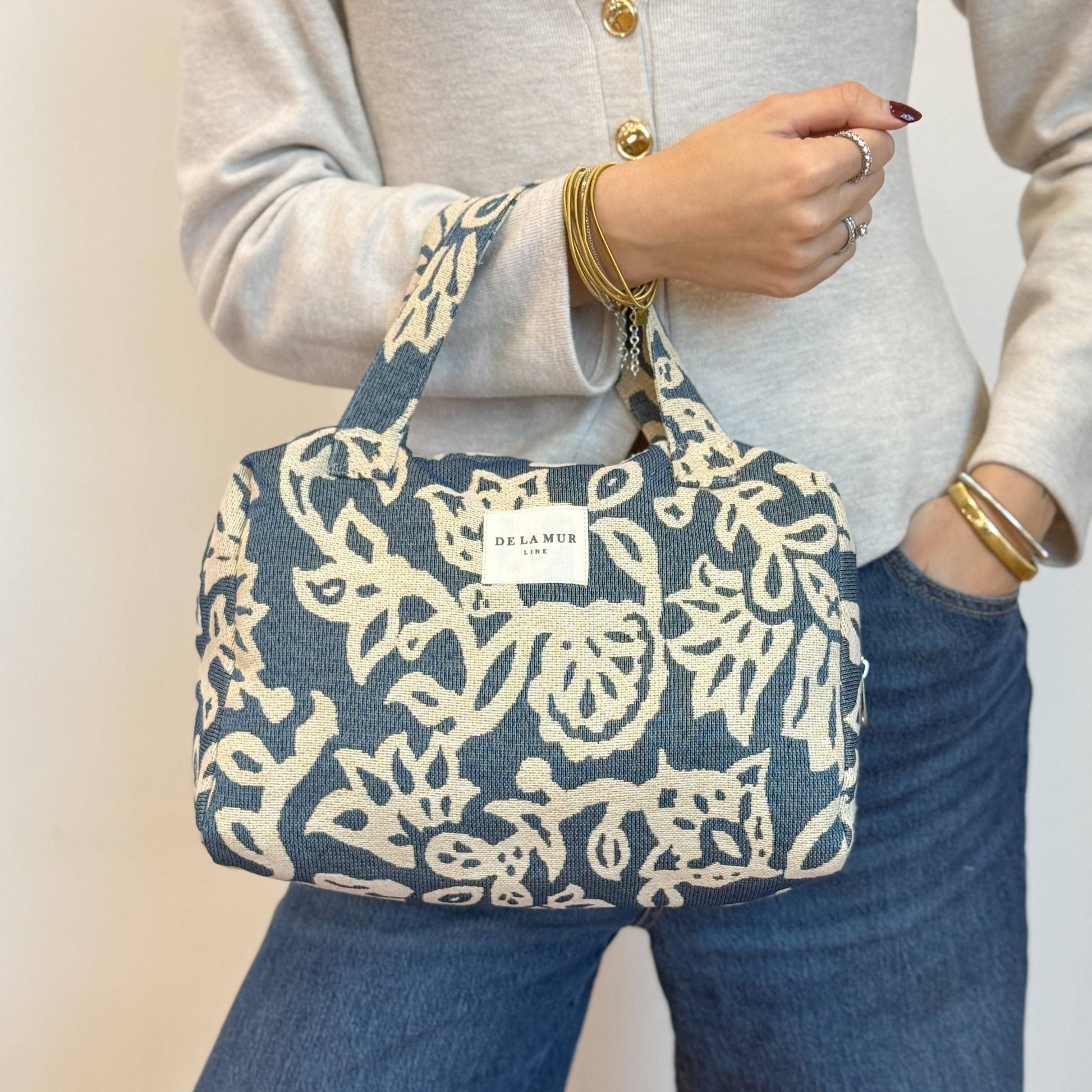 De La Mur Akay Handtasche und Kulturbeutel mit floralem Muster in Blau und Creme