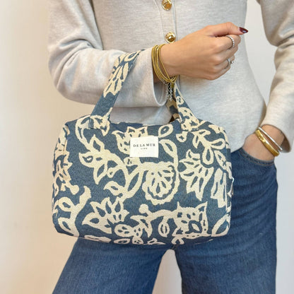De La Mur Akay Handtasche und Kulturbeutel mit floralem Muster in Blau und Creme