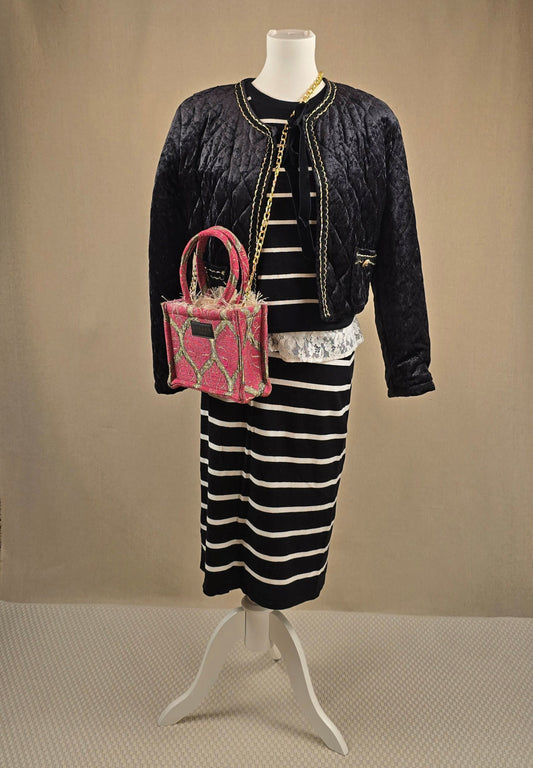 Feinstrick-Zweiteiler in Schwarz-Weiß mit Spitzenbluse, kombiniert mit wattierter Vintage-Jacke und pink-goldener Sorena-Tasche – Look der Woche bei Mediterrana

