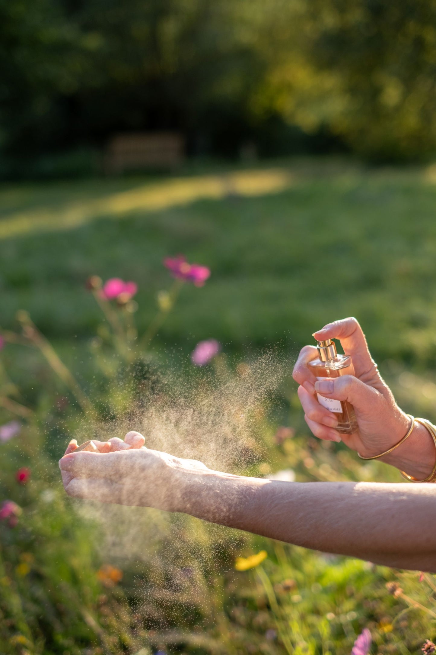 Anwendung von Aimée de Mars Mythique Iris im Freien – eleganter, pudrig-floraler Naturduft