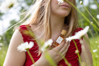 Anwendung von Aimée de Mars Sensual Rubis im Freien – warmer, fruchtig-floraler Naturduft