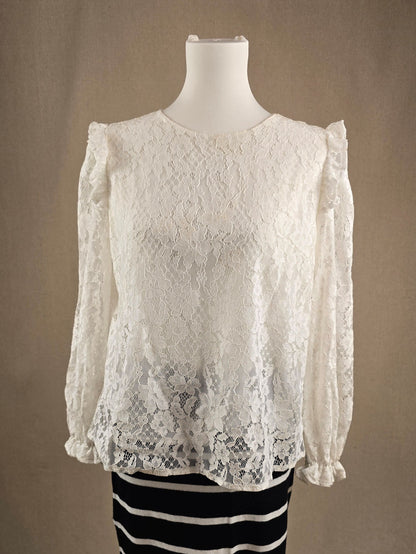 Cremeweißes Spitzenshirt mit Raffärmeln und floralem Muster, Vorderansicht auf Schneiderbüste.