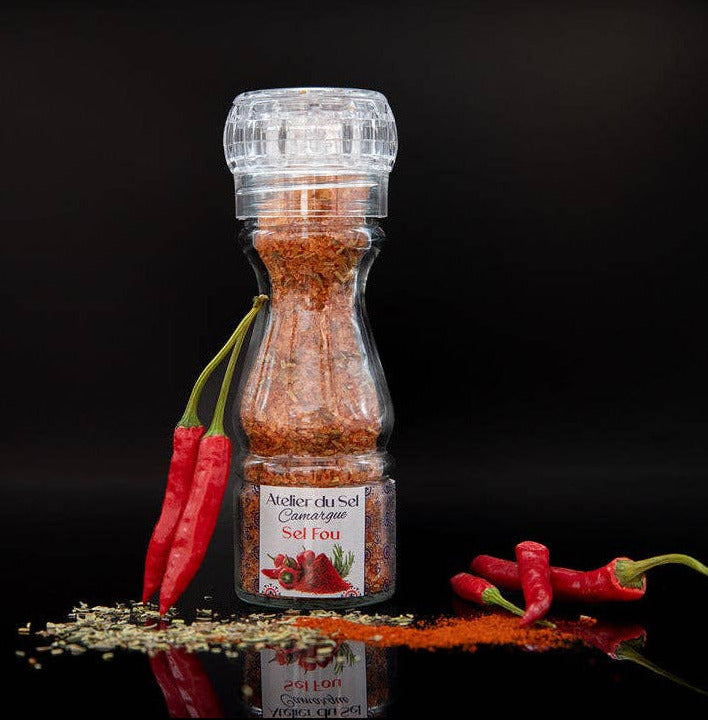 Atelier du Sel Camargue Sel Fou Mühle auf dunklem Hintergrund mit Paprika und Gewürzen, aromatisches Camargue-Gewürzsalz für Fleisch und Fisch