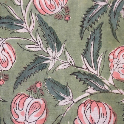 Detailansicht des Bio Augenkissens mit botanischem Muster und handgefertigtem Baumwollbezug. Ideal für entspannte Ruhepausen und Meditation.