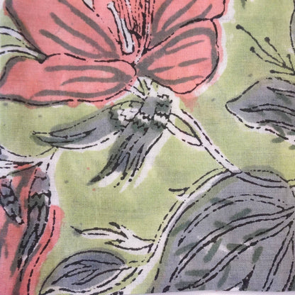 Detailansicht des Bio Augenkissens mit floralem Muster in Grün-, Rosa- und Naturtönen sowie handgefertigtem Baumwollbezug. Ideal für entspannte Ruhepausen und Meditation.