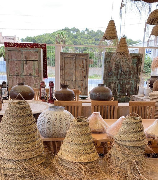 Handgefertigter Esparto Lampenschirm im Boho-Stil aus natürlichem Material mit dichter Flechtung für mediterranes Wohngefühl